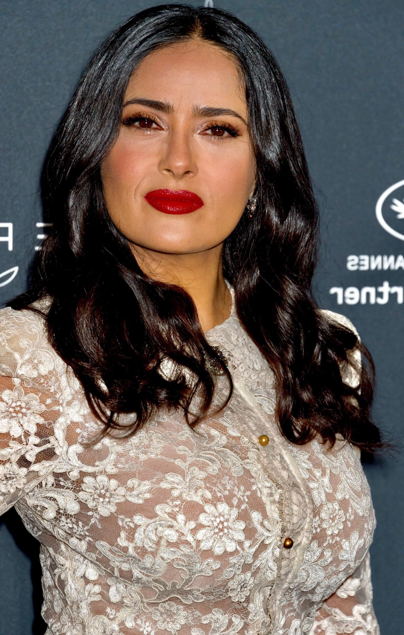 TIT MILF SALMA HAYEK, White Lace Dress a besoin d'un travail de vomir d'elle