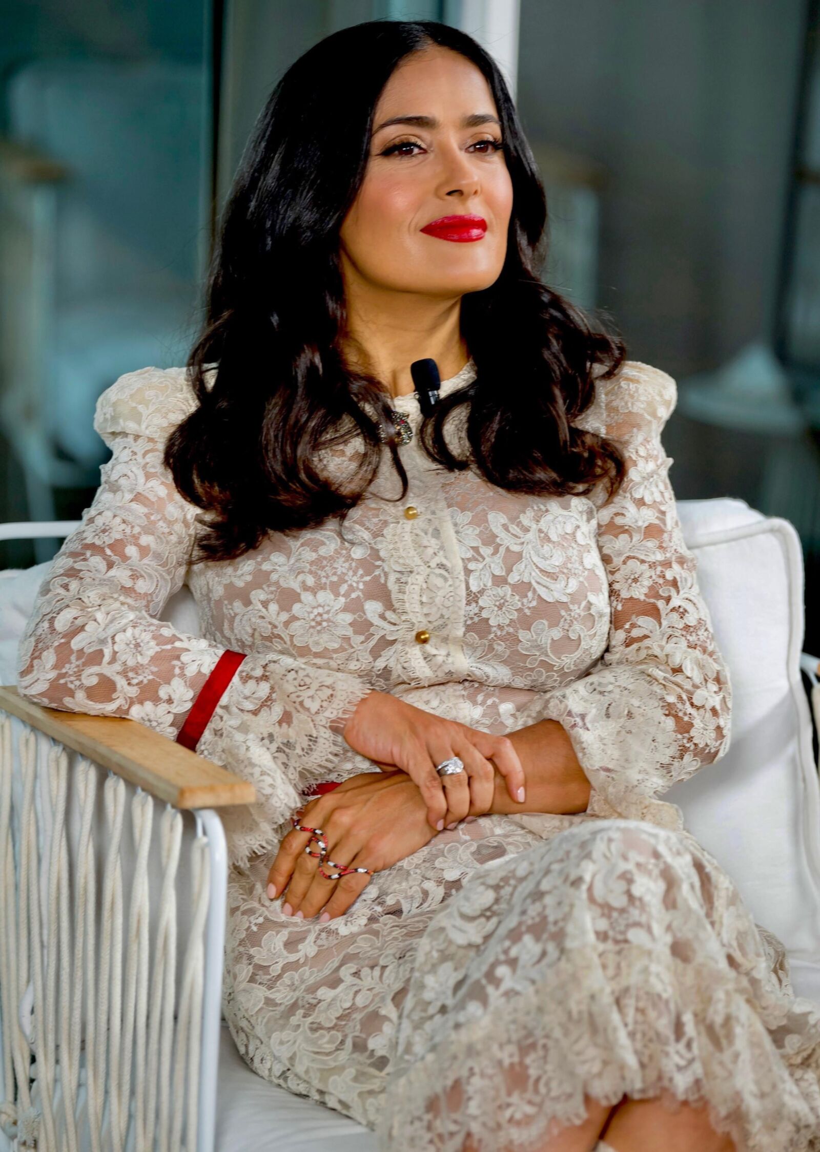 TIT MILF SALMA HAYEK, White Lace Dress a besoin d'un travail de vomir d'elle