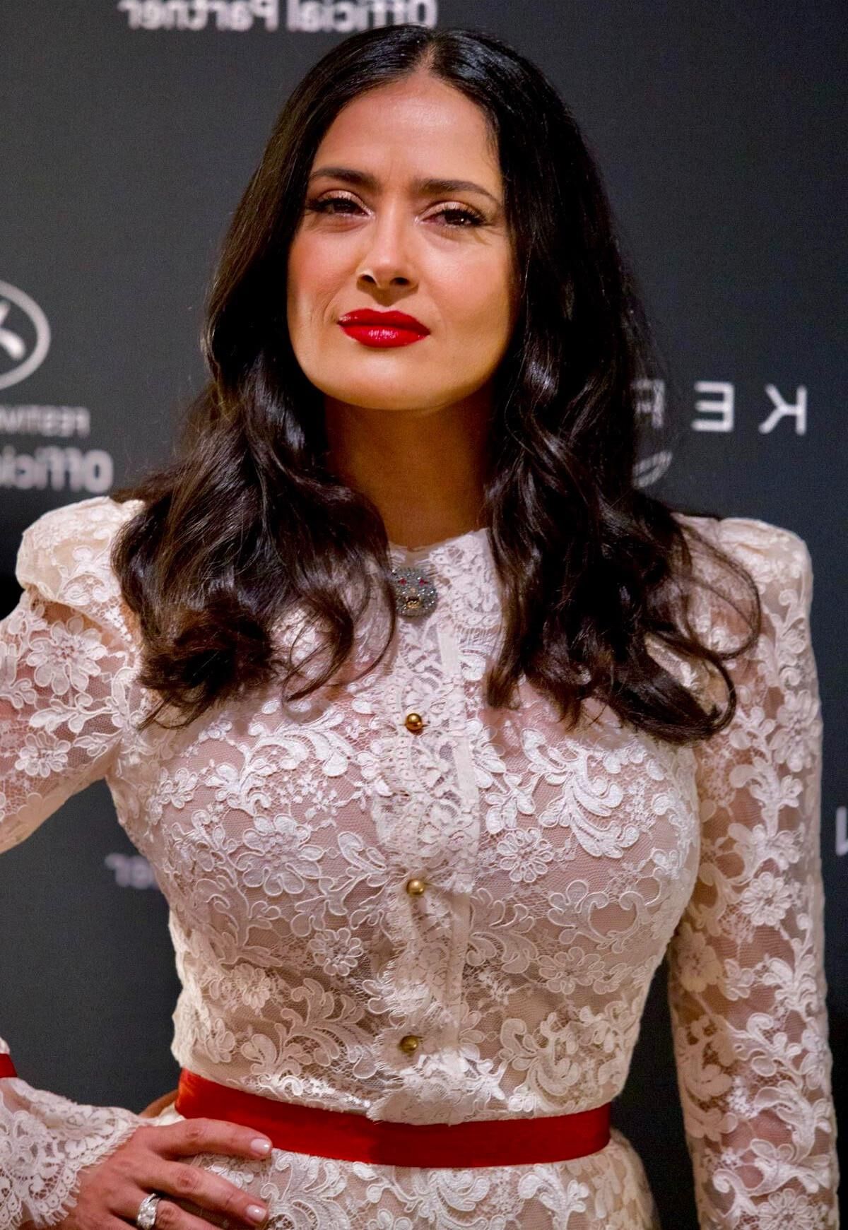 TIT MILF SALMA HAYEK, White Lace Dress a besoin d'un travail de vomir d'elle