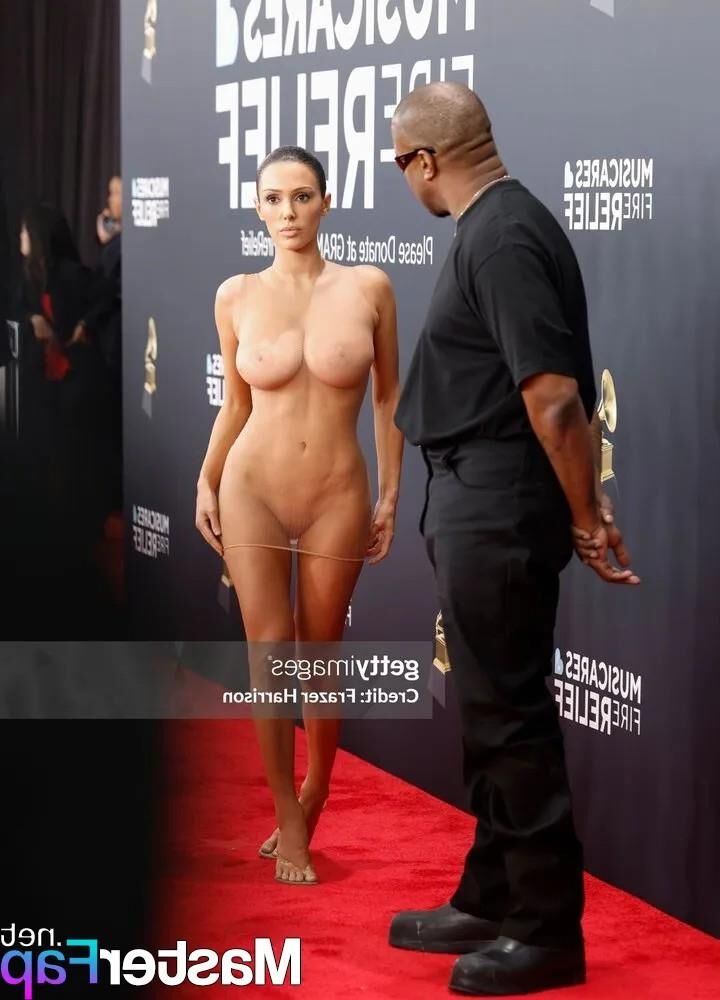 Bianca Censori bei den Grammy Awards