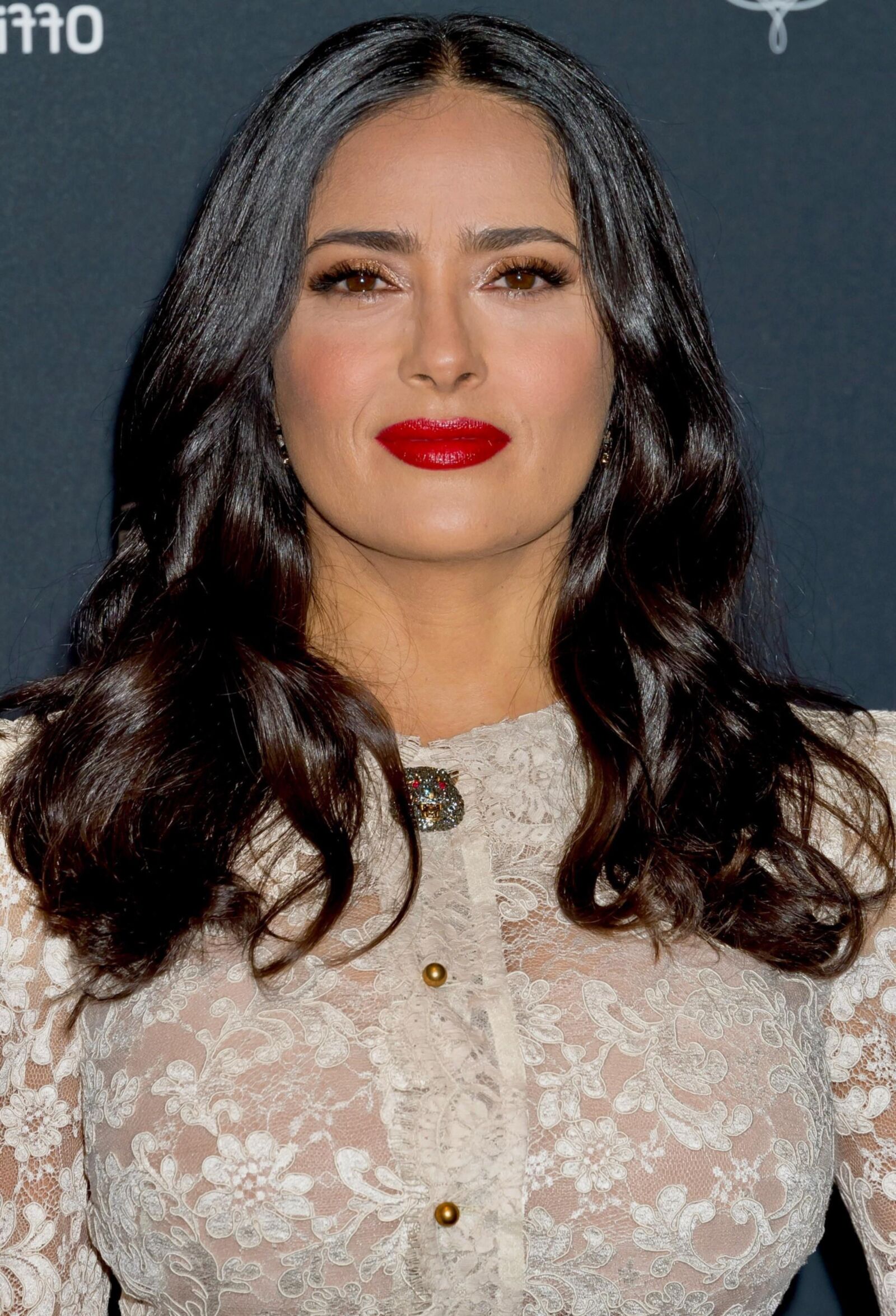 TIT MILF SALMA HAYEK, White Lace Dress a besoin d'un travail de vomir d'elle