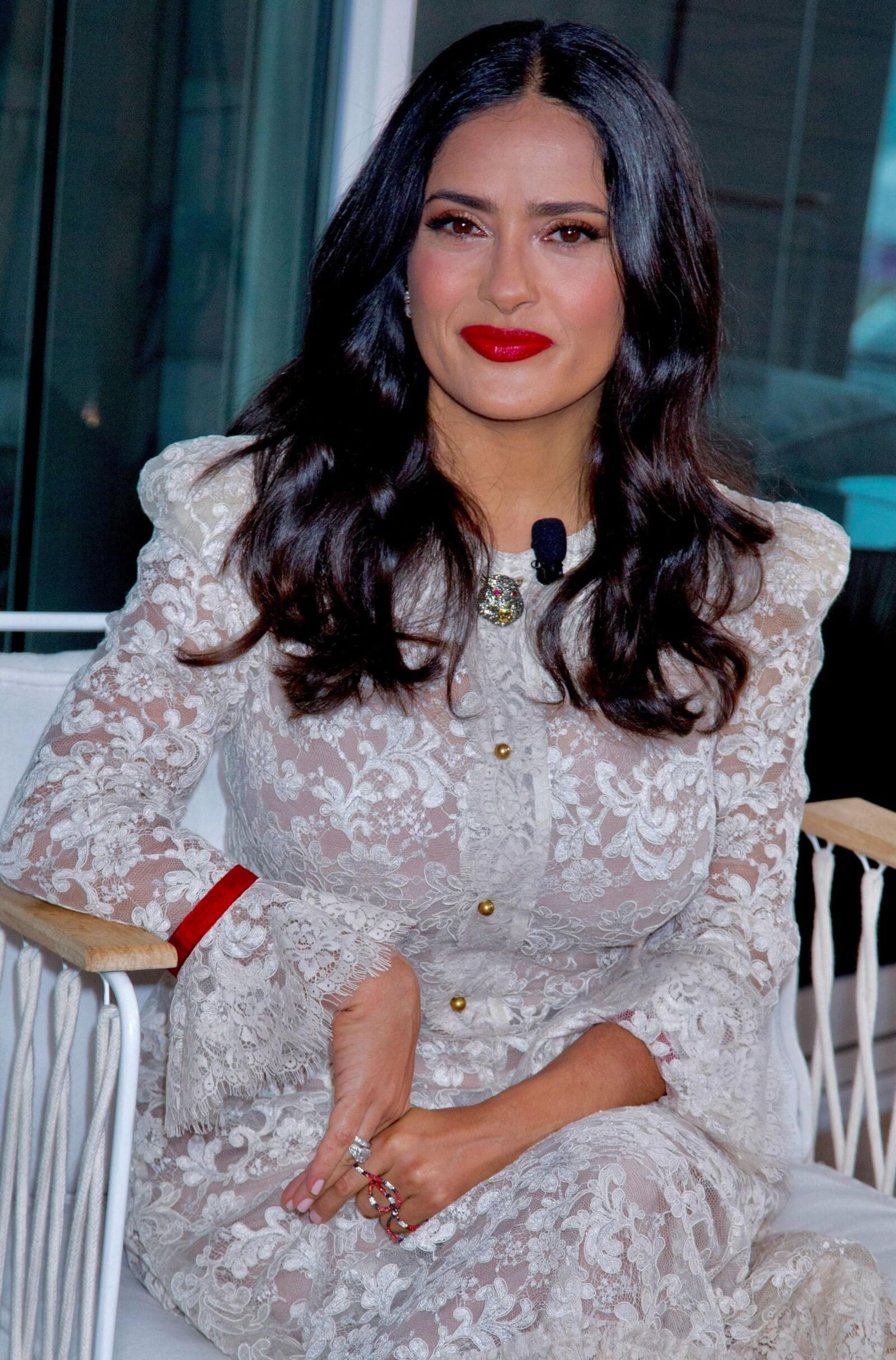 TIT MILF SALMA HAYEK, White Lace Dress a besoin d'un travail de vomir d'elle