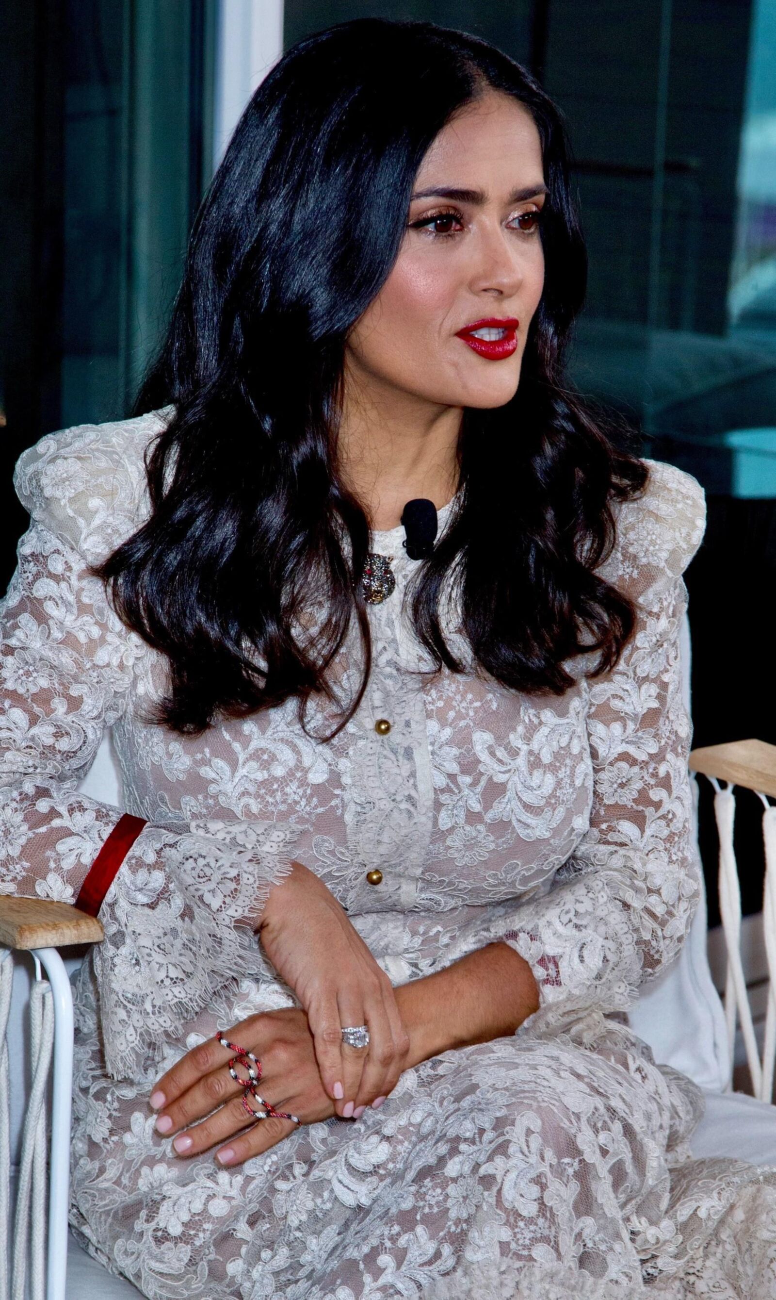 TIT MILF SALMA HAYEK, White Lace Dress a besoin d'un travail de vomir d'elle