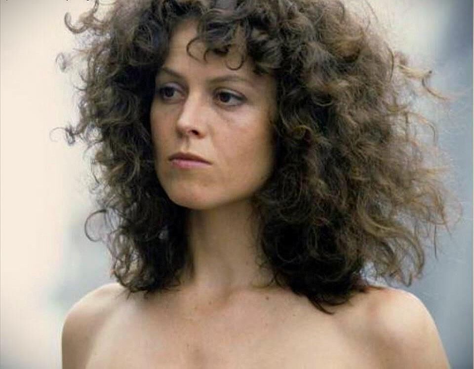 Sigourney Weaverは、男性とエイリアンのボールを破壊します