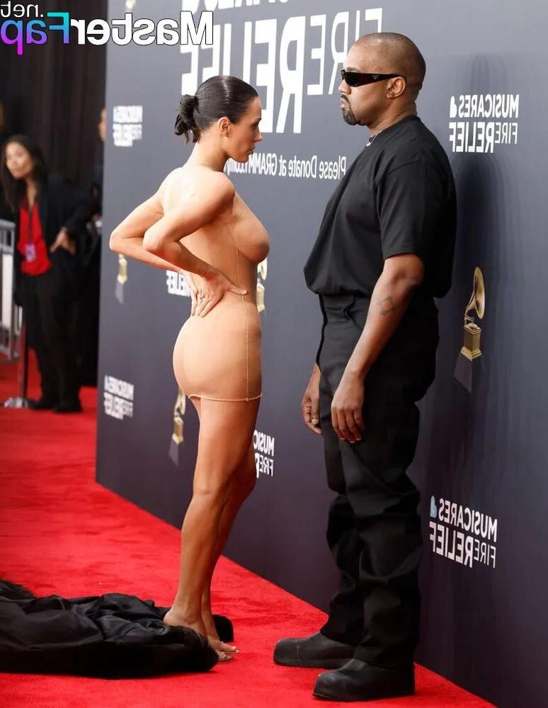 Bianca Censori bei den Grammy Awards