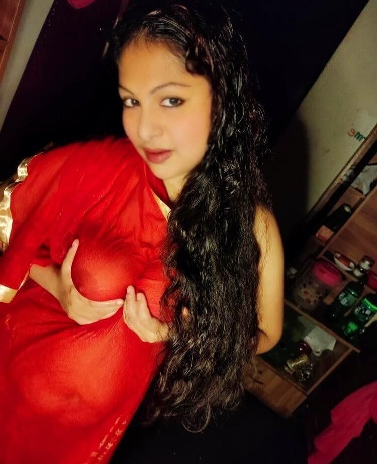 Bhabhi indiano nu em saree mostra grandes seios e buceta foto quente