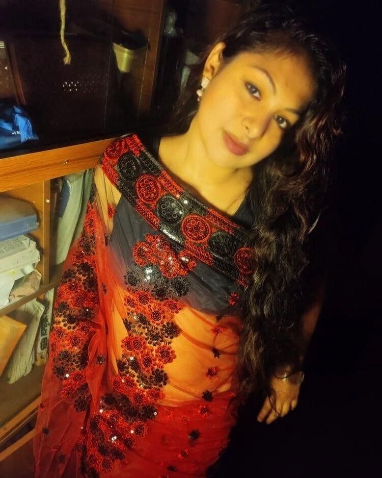 Bhabhi indiano nu em saree mostra grandes seios e buceta foto quente