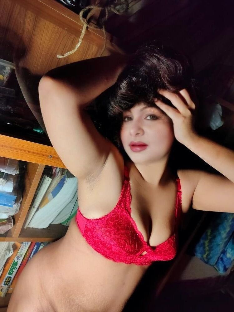 Bhabhi indiano nu em saree mostra grandes seios e buceta foto quente