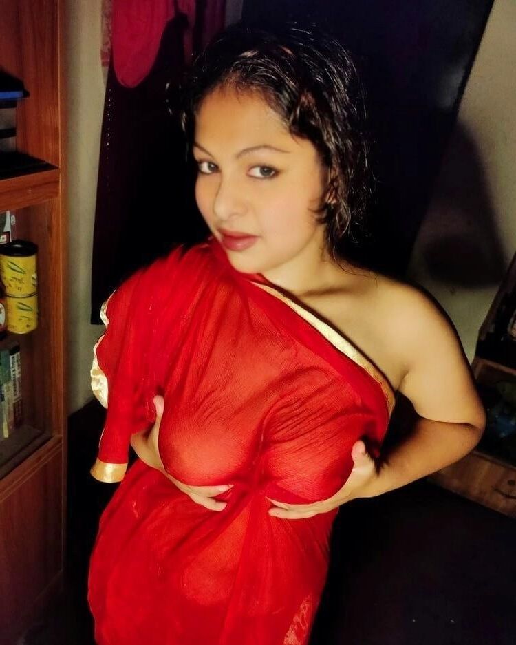 Bhabhi indiano nu em saree mostra grandes seios e buceta foto quente