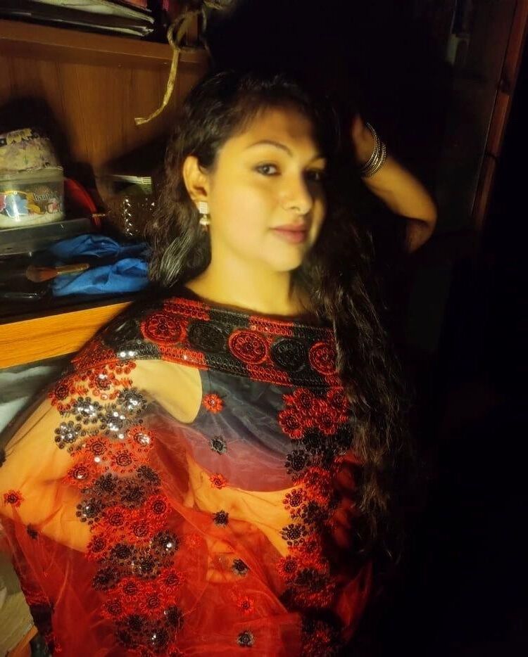 Bhabhi indiano nu em saree mostra grandes seios e buceta foto quente