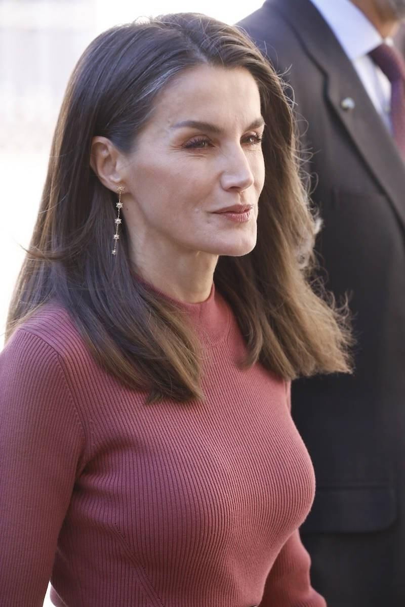 Royal milf sperme reine reine du letizia, elle adore nous taquiner