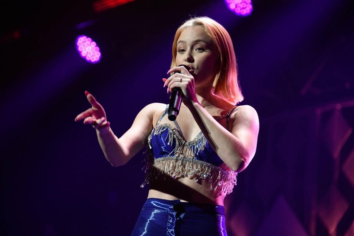 Zara Larsson actúa en vivo en Y Jingle Ball