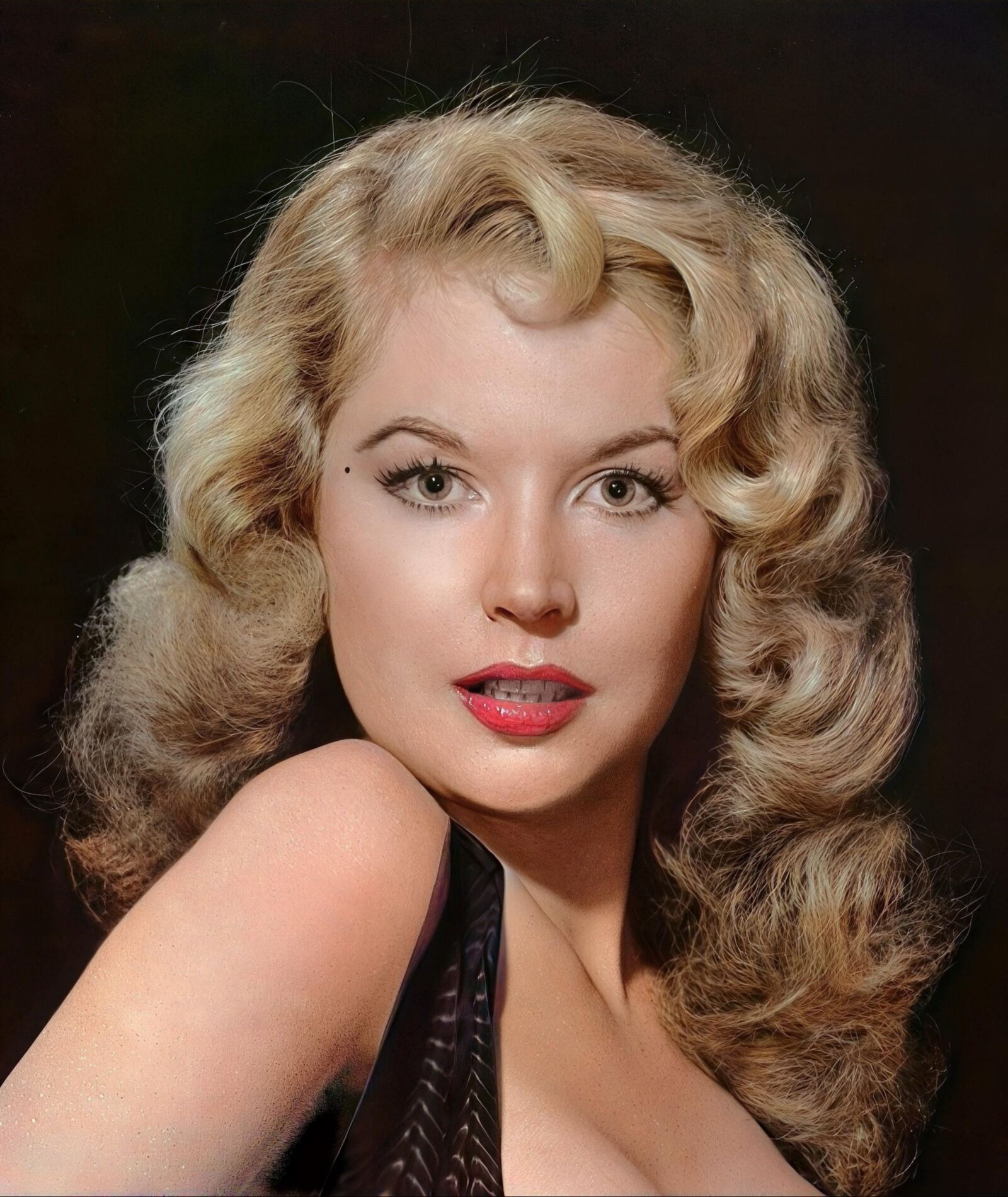 Betty Brosmer "Taillenmädchen in Hyperauflösung