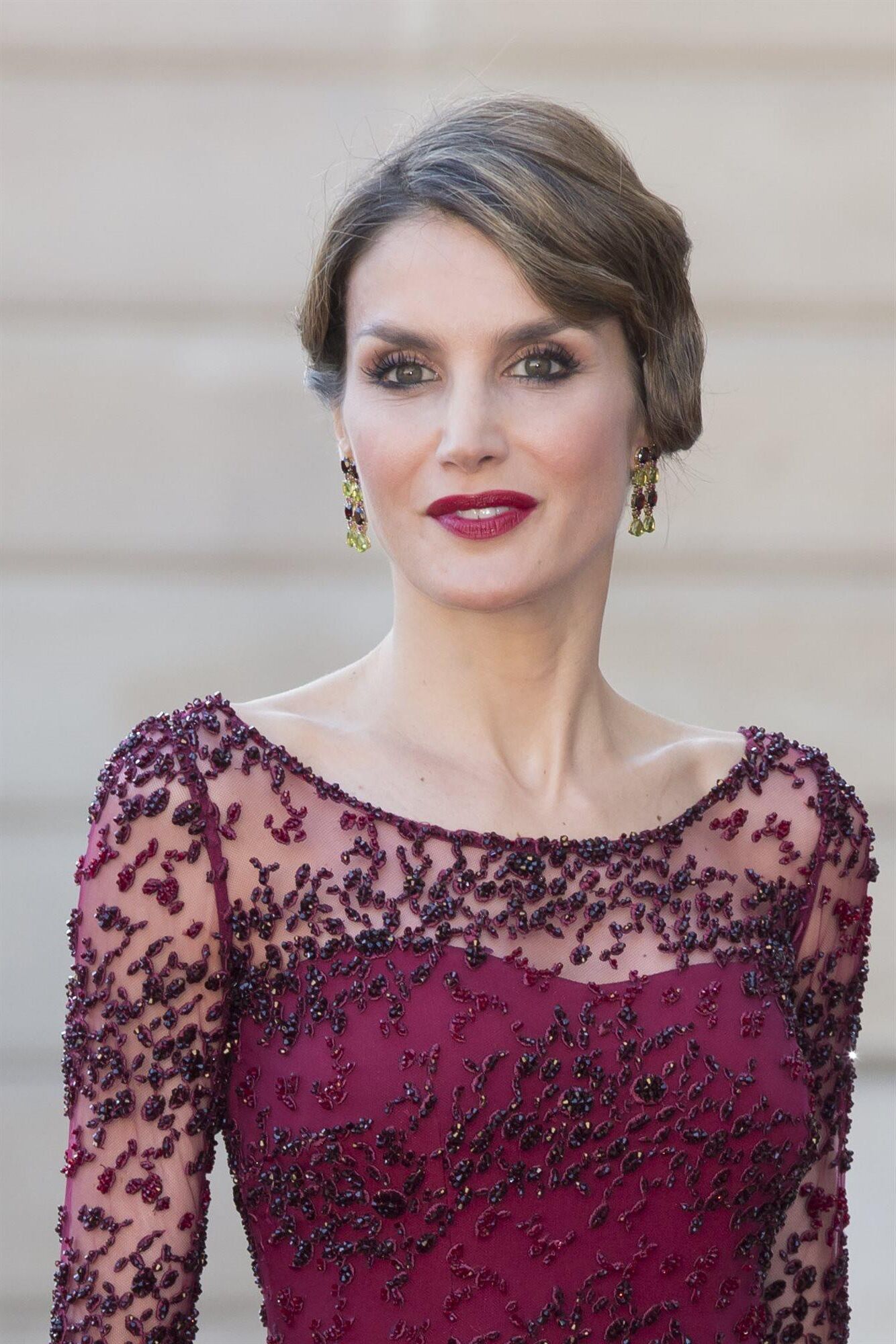 Royal milf sperme reine reine du letizia, elle adore nous taquiner