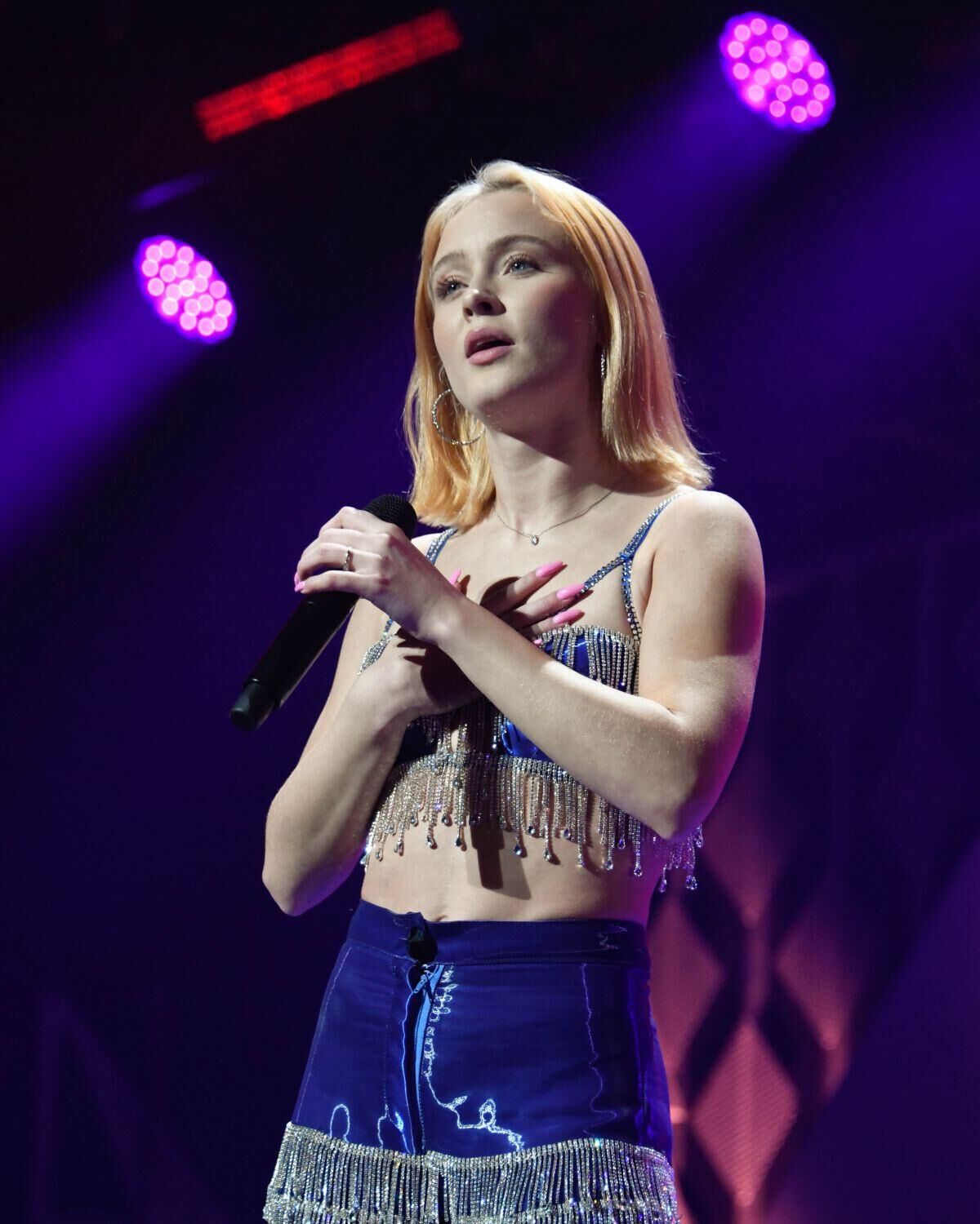 Zara Larsson actúa en vivo en Y Jingle Ball