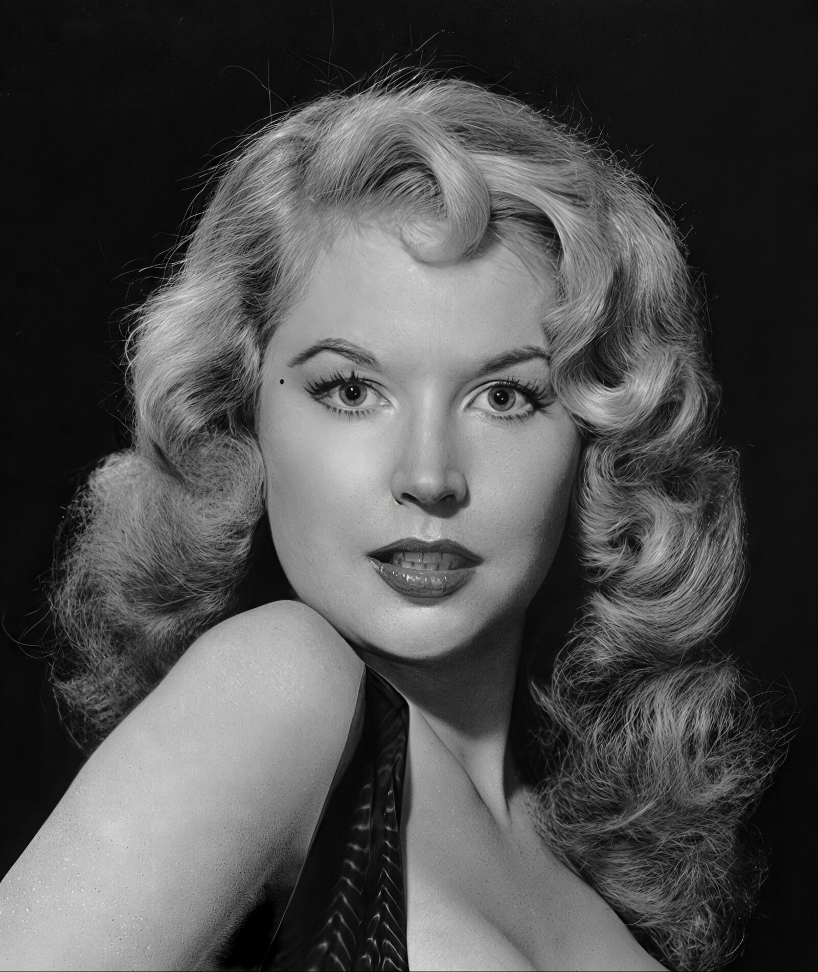 Betty Brosmer "Taillenmädchen in Hyperauflösung