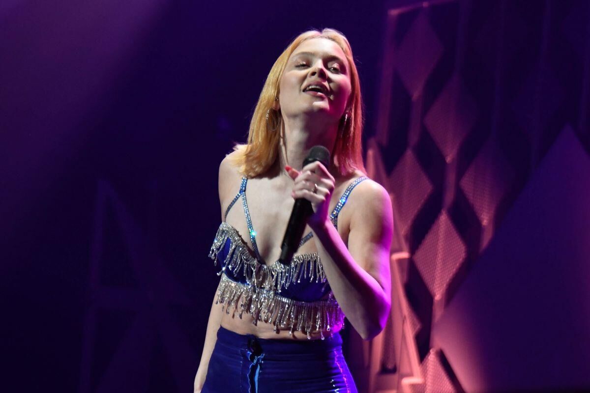 Zara Larsson actúa en vivo en Y Jingle Ball