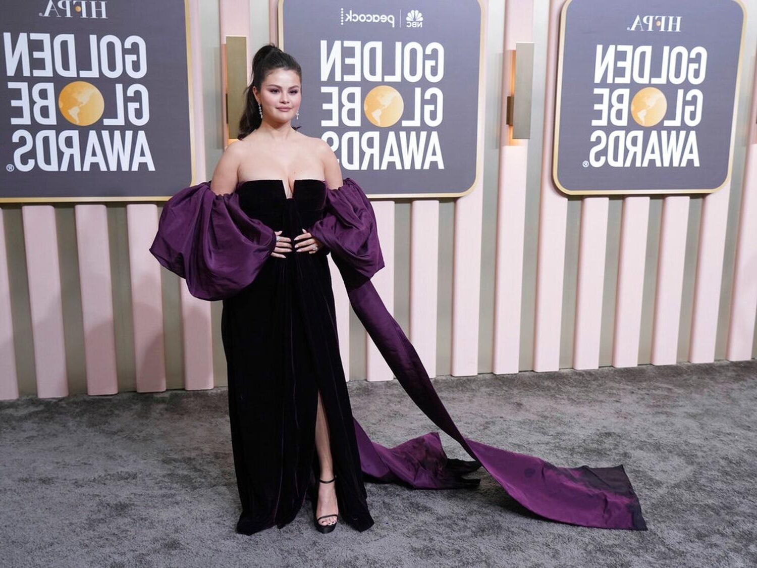 Selena Gomez mostra peitos sem sutiã no Globo de Ouro Anual