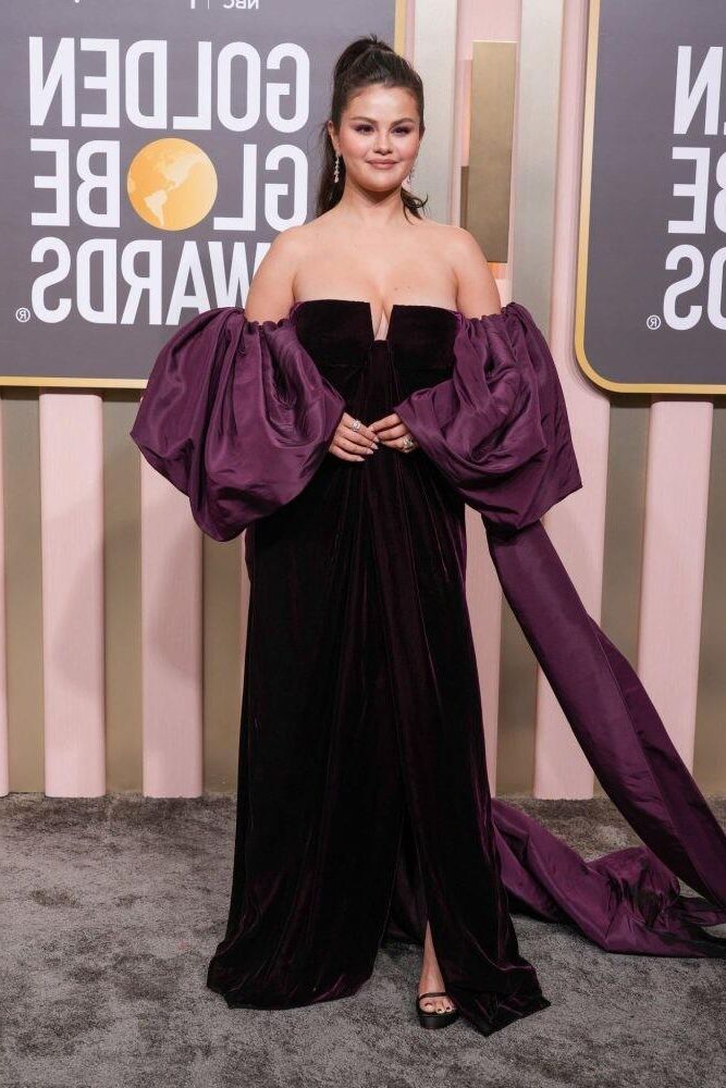 Selena Gomez mostra peitos sem sutiã no Globo de Ouro Anual