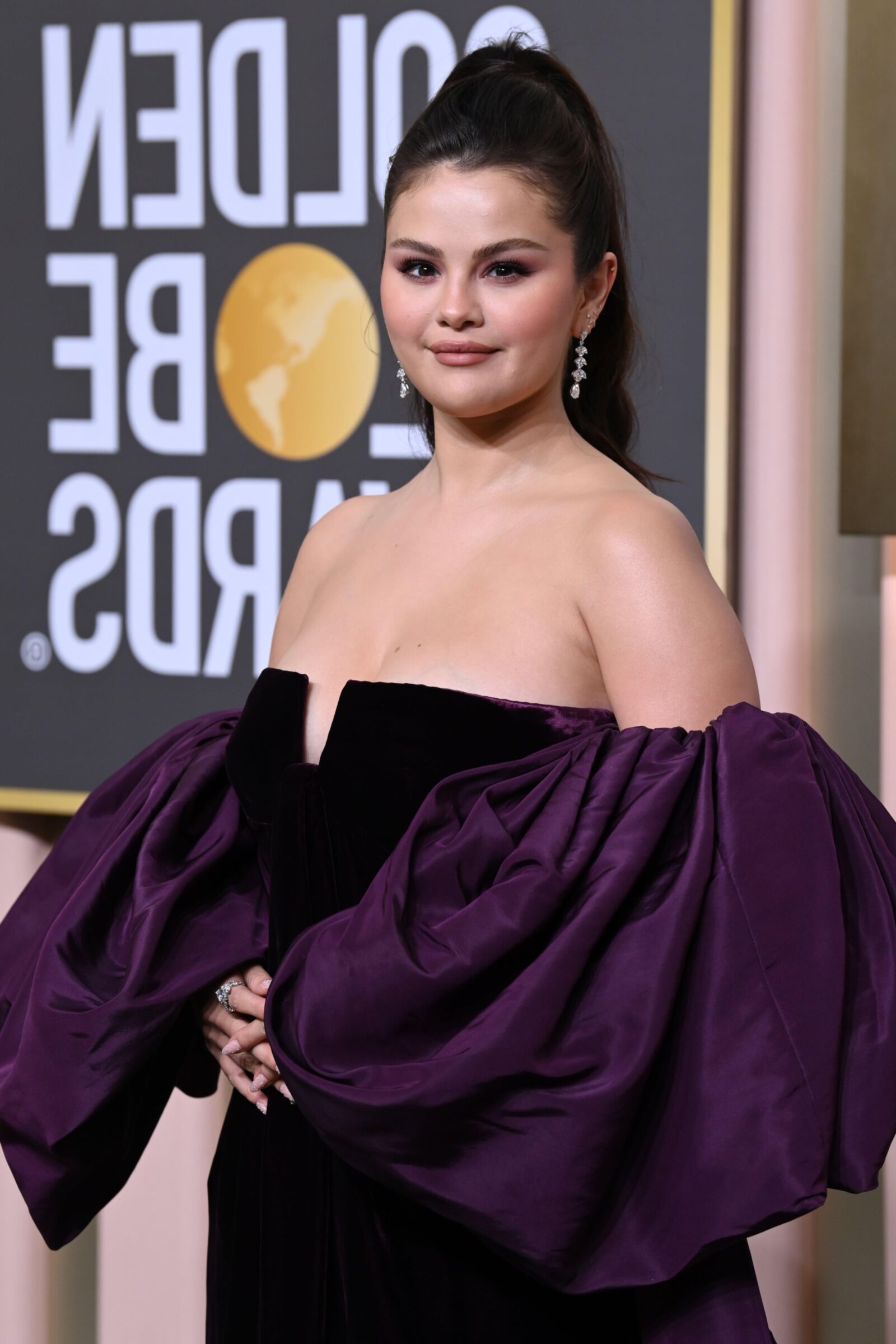 Selena Gomez mostra peitos sem sutiã no Globo de Ouro Anual