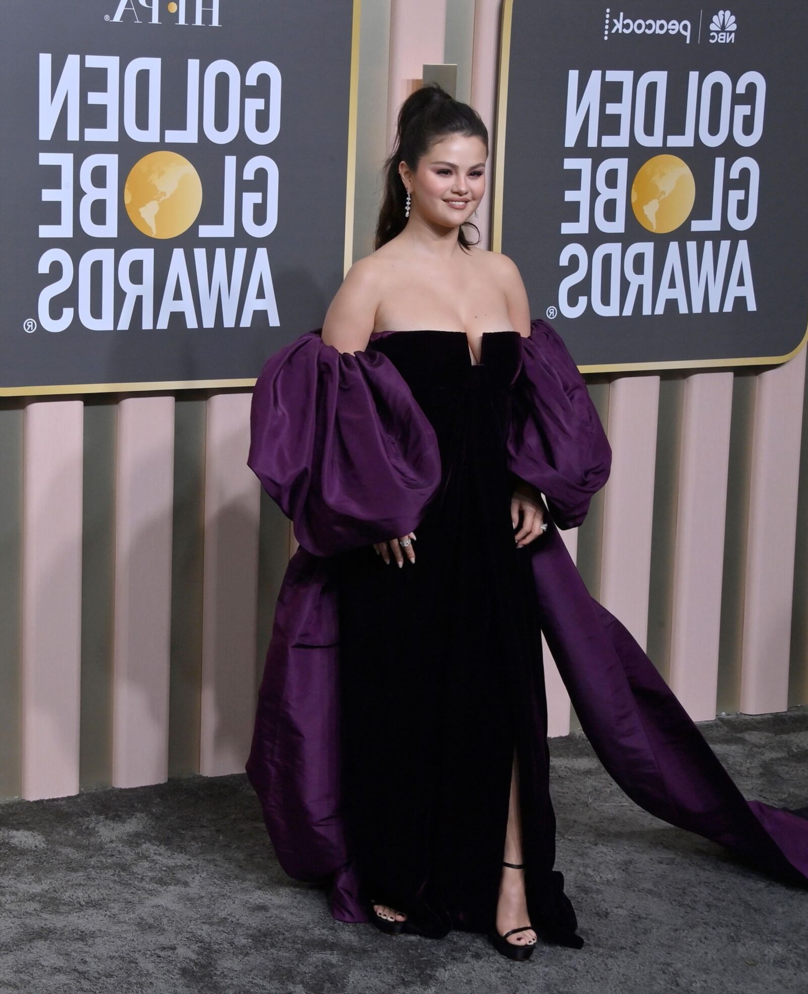 Selena Gomez mostra peitos sem sutiã no Globo de Ouro Anual