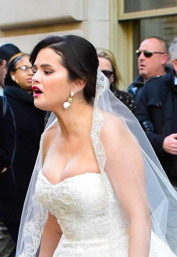 Selena Gomez atordoa em um vestido de noiva filmando