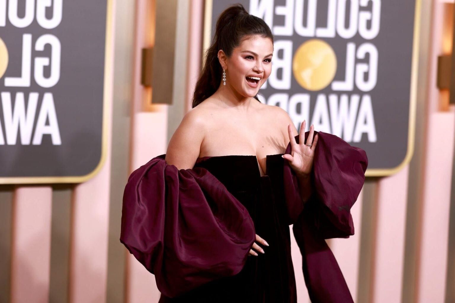 Selena Gomez mostra peitos sem sutiã no Globo de Ouro Anual