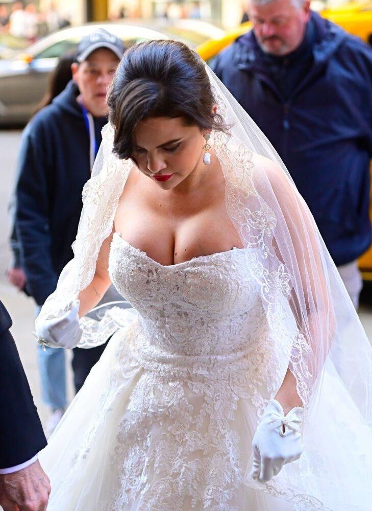 Selena Gomez atordoa em um vestido de noiva filmando