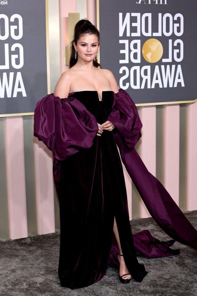 Selena Gomez mostra peitos sem sutiã no Globo de Ouro Anual