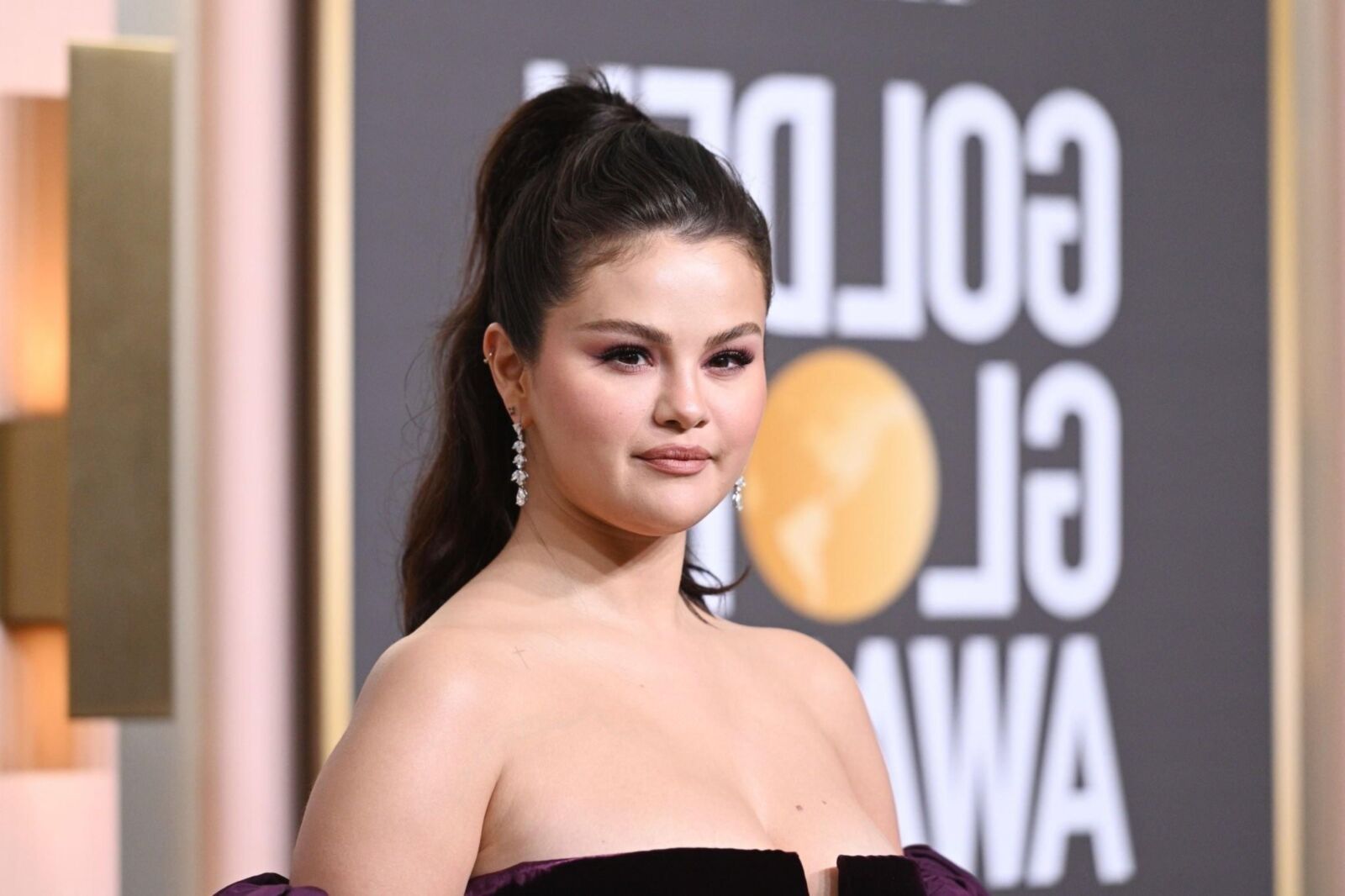 Selena Gomez mostra peitos sem sutiã no Globo de Ouro Anual