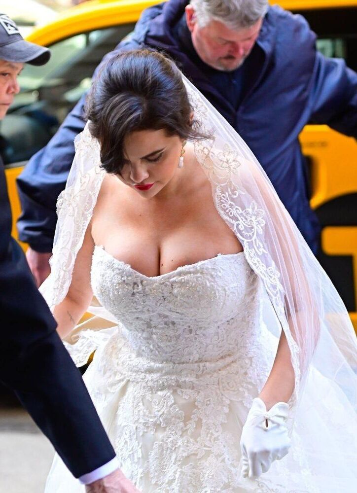 Selena Gomez atordoa em um vestido de noiva filmando