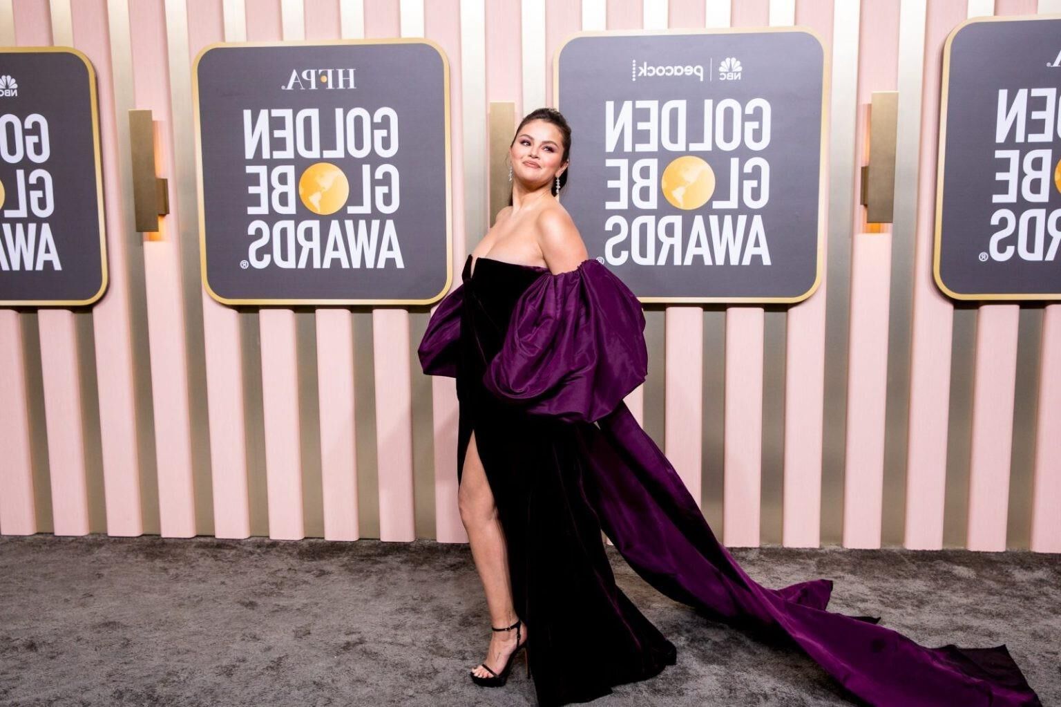 Selena Gomez mostra peitos sem sutiã no Globo de Ouro Anual