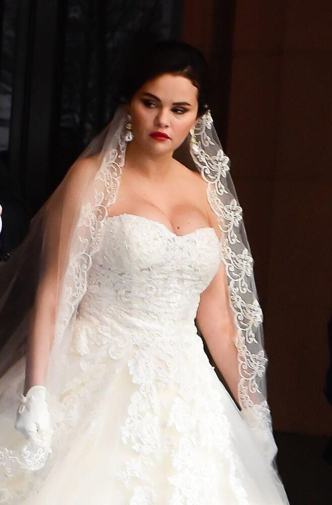 Selena Gomez atordoa em um vestido de noiva filmando