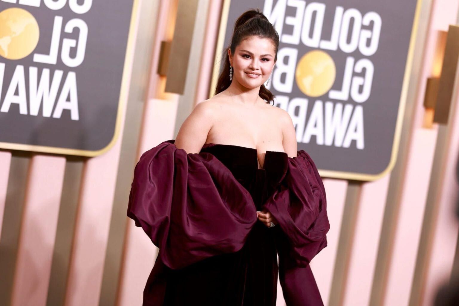 Selena Gomez mostra peitos sem sutiã no Globo de Ouro Anual