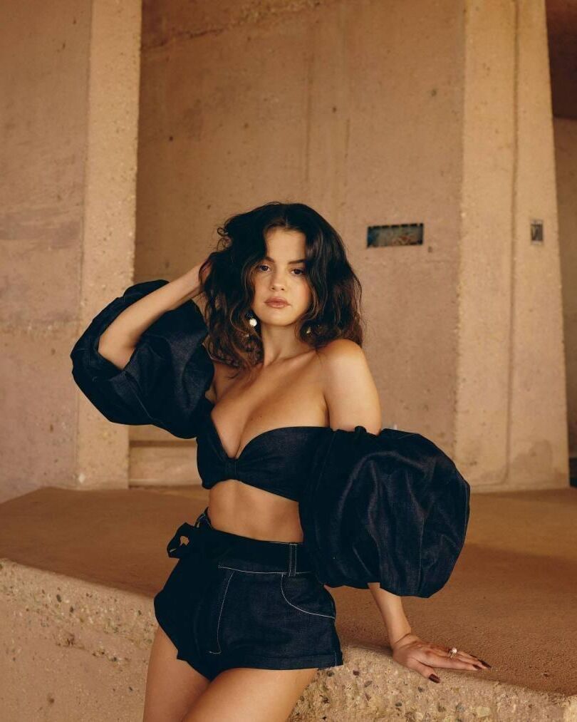 Selena Gomez - Boobs lindos em sessão de fotos sexy para Allu