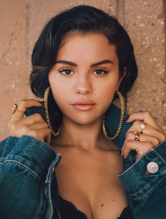 Selena Gomez - Boobs lindos em sessão de fotos sexy para Allu