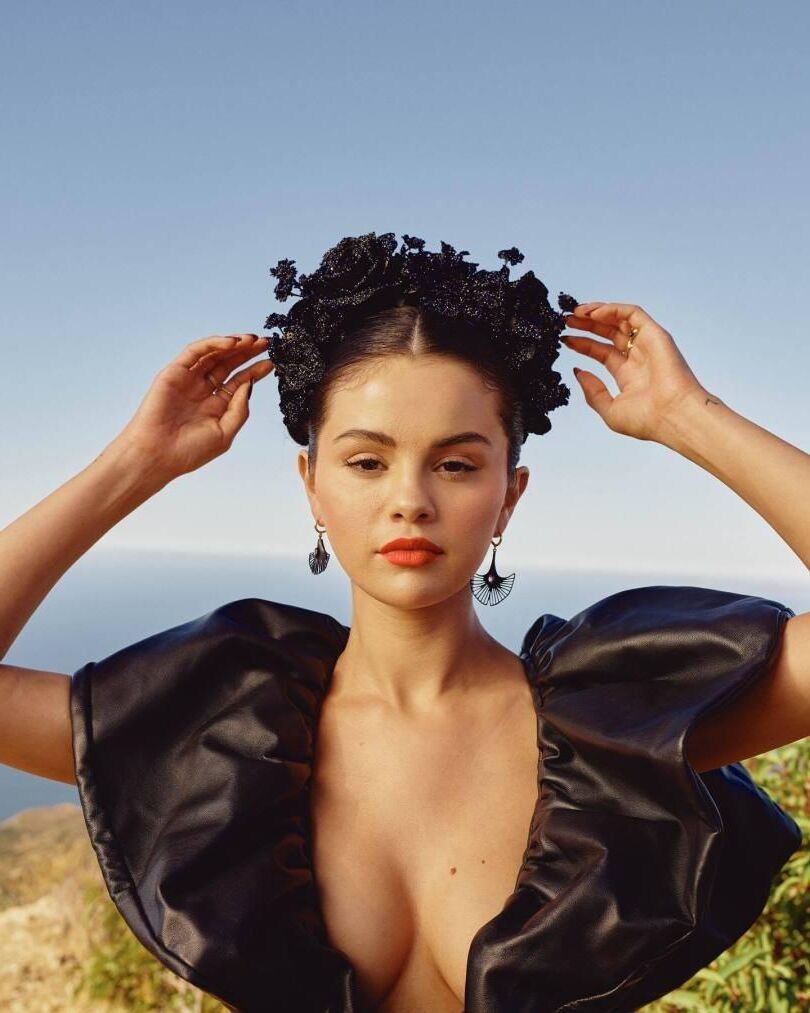 Selena Gomez - Boobs lindos em sessão de fotos sexy para Allu