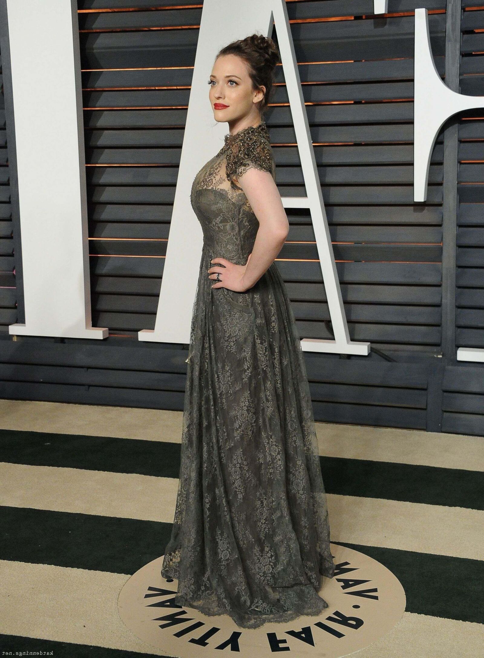 Kat Dennings no Vanity Fair Oscar Party