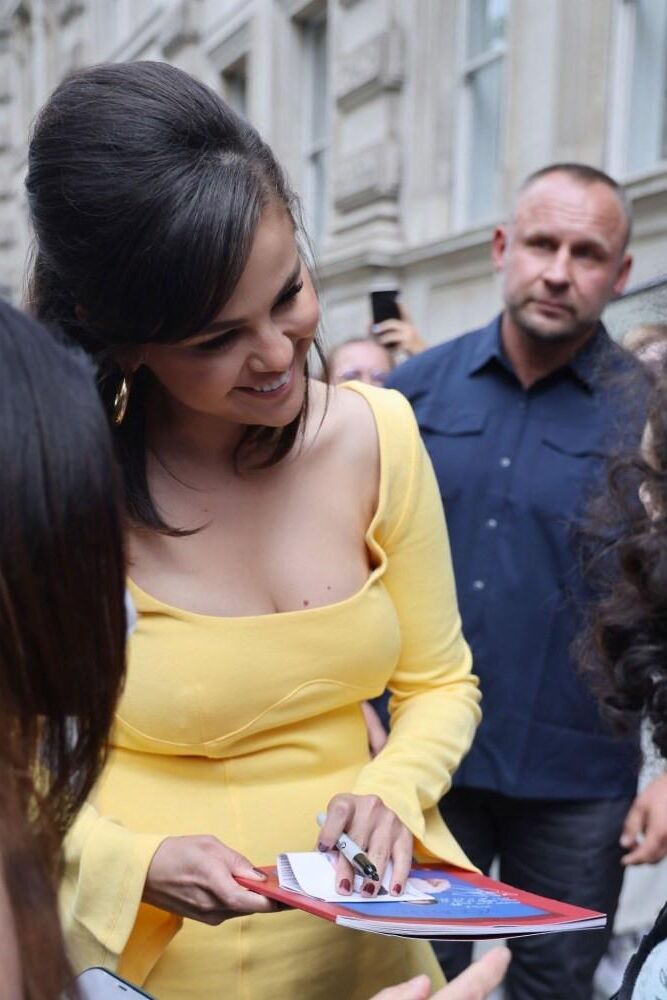 Selena Gomez mostra lindos seios e pernas em Londres