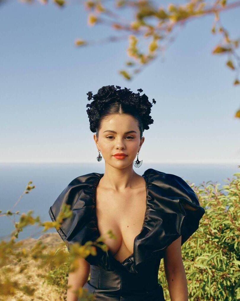 Selena Gomez - Boobs lindos em sessão de fotos sexy para Allu