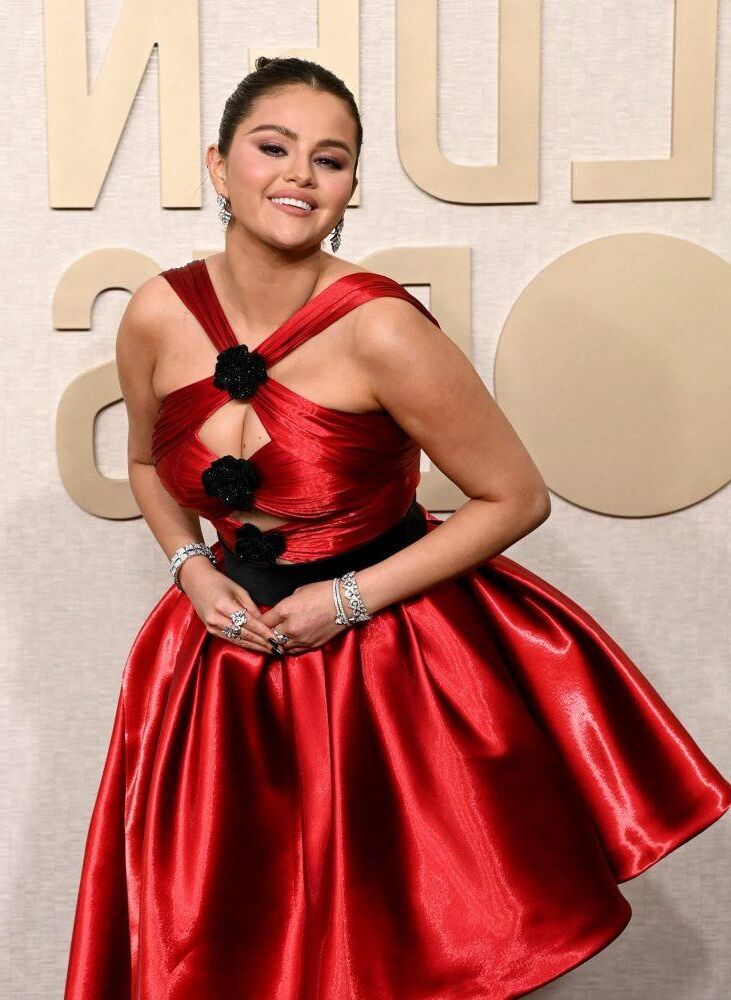 Selena Gomez participa dos prêmios anuais do Globo de Ouro