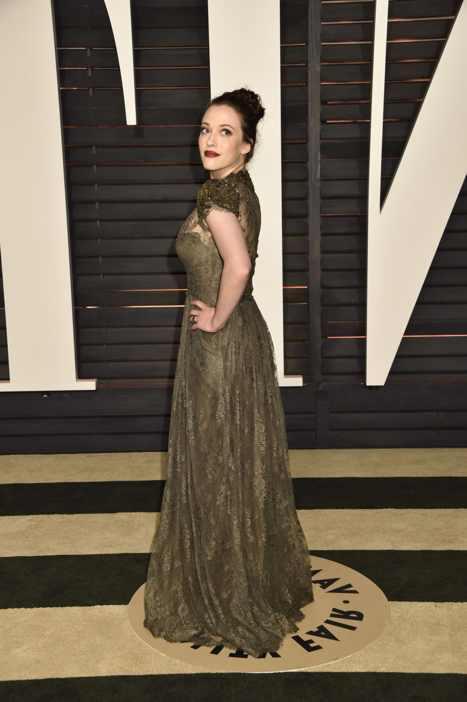 Kat Dennings no Vanity Fair Oscar Party