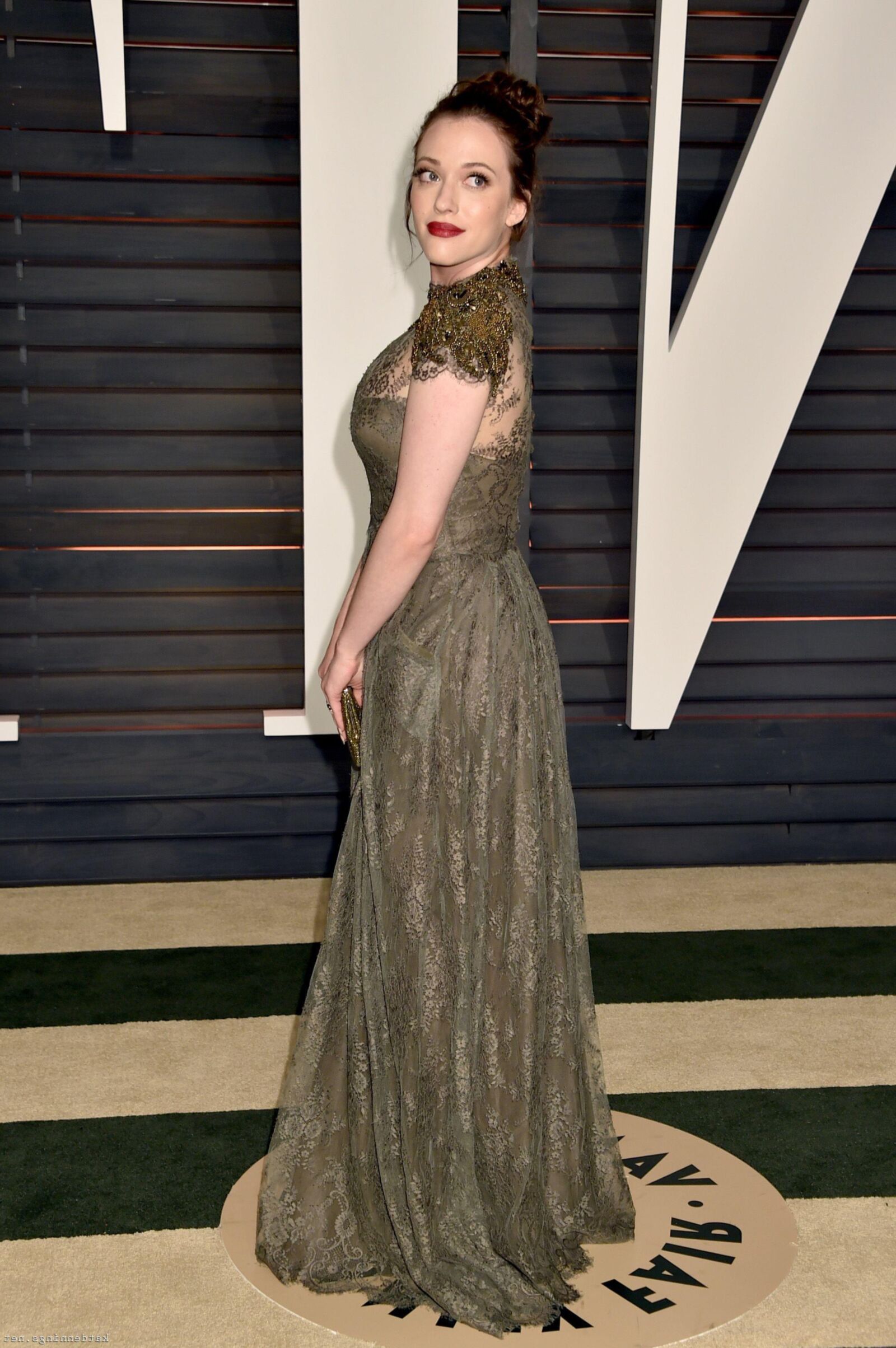 Kat Dennings no Vanity Fair Oscar Party