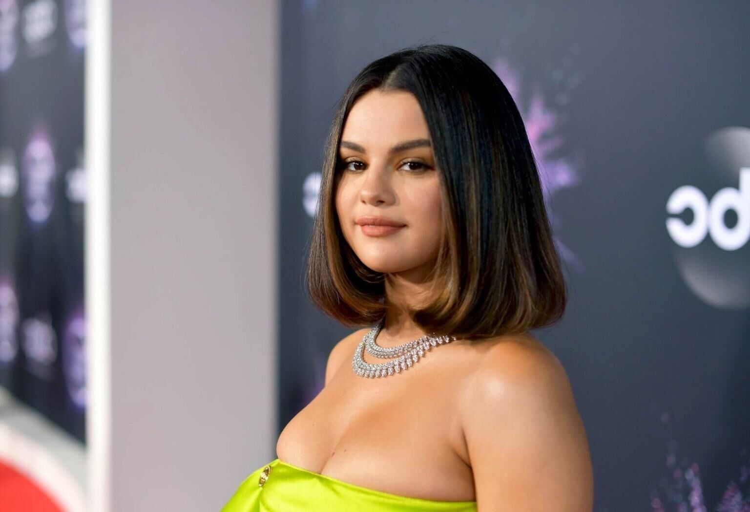 Selena Gomez - Sexy Big Cleavage at American Music Aw