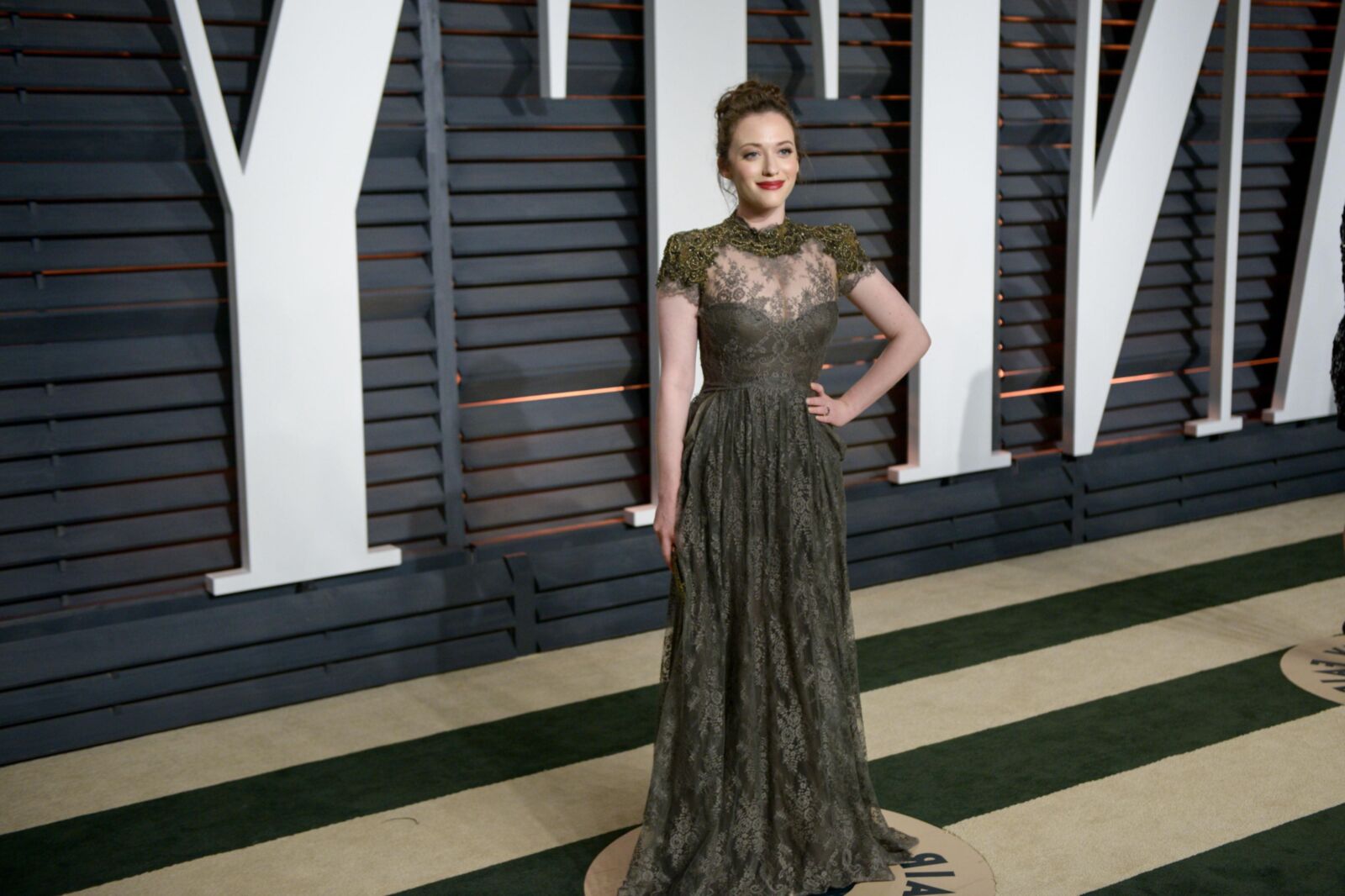 Kat Dennings no Vanity Fair Oscar Party