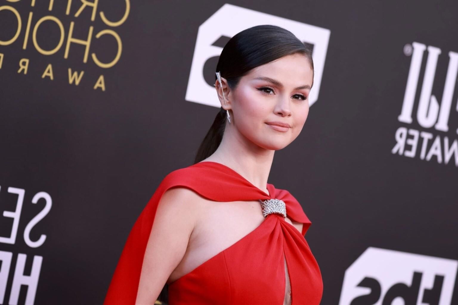 Selena Gomez - lindo vestido vermelho