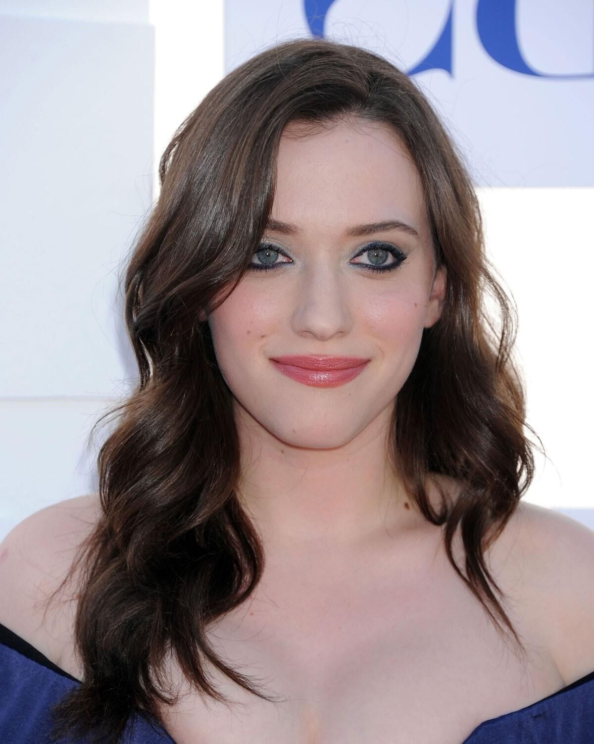 Kat Dennings no Showtime TCA Party