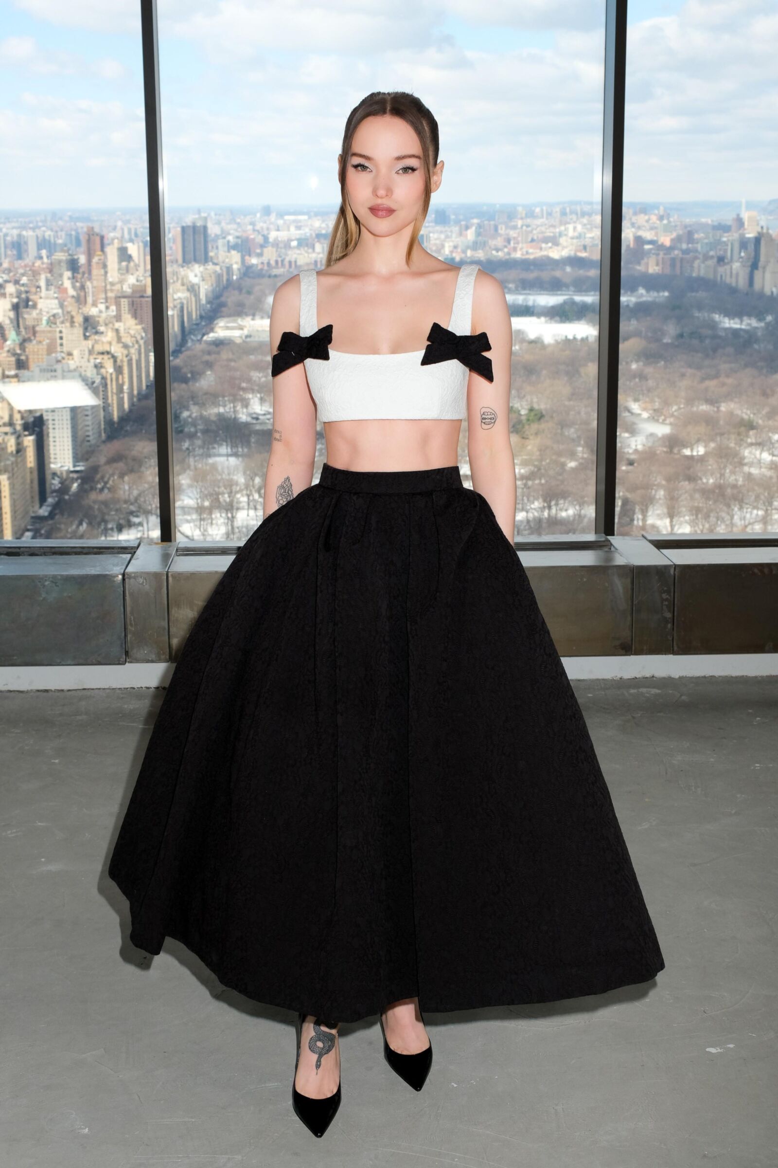 Dove Cameron Carolina Herrera Fashion Show em Nova York