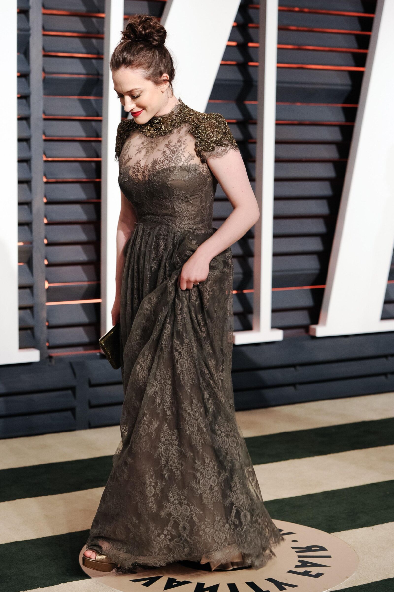 Kat Dennings no Vanity Fair Oscar Party