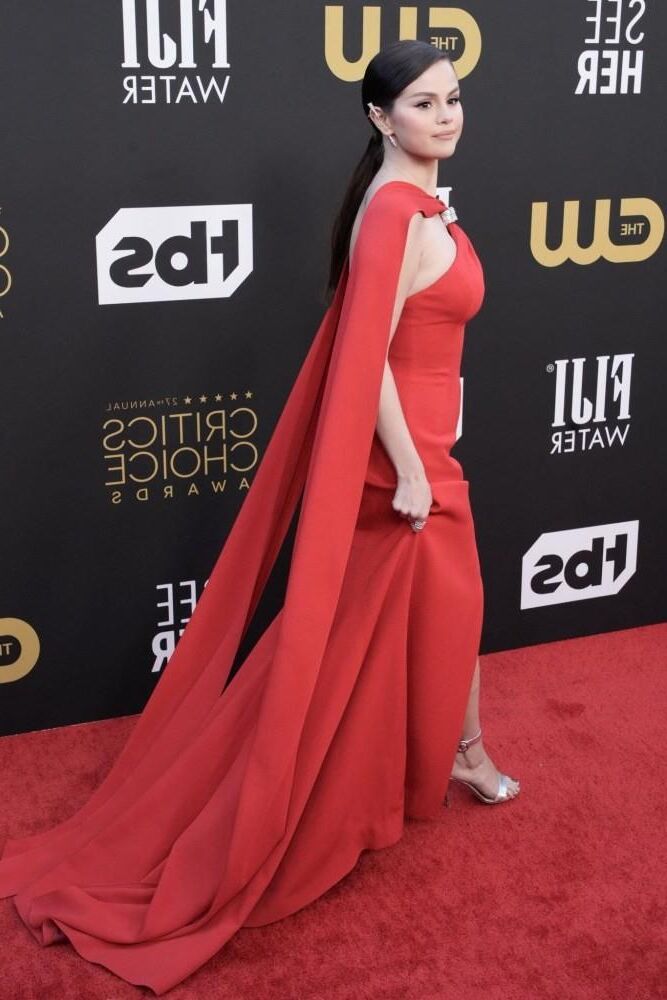 Selena Gomez - lindo vestido vermelho